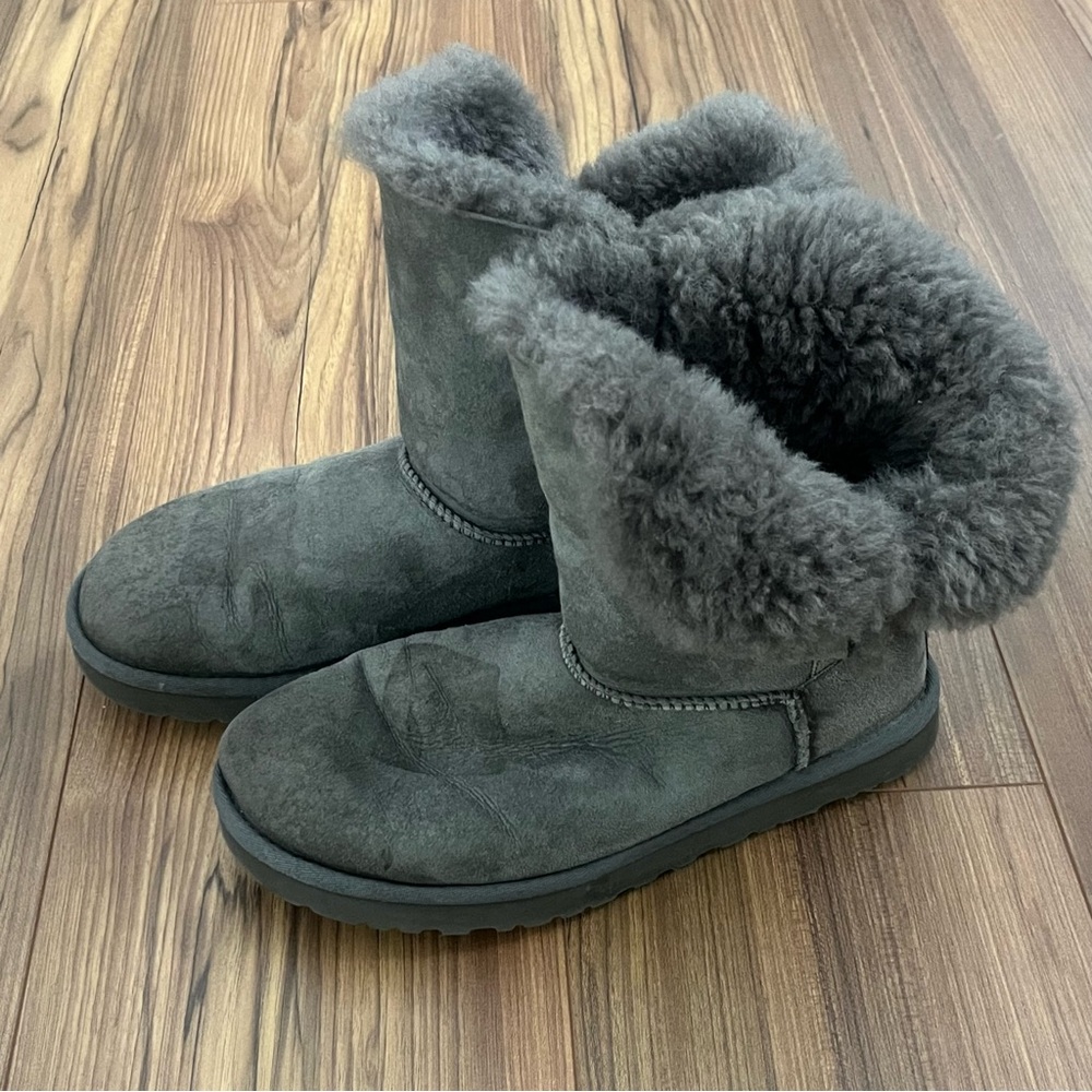 UGG Bailey Button II Gray Size 8